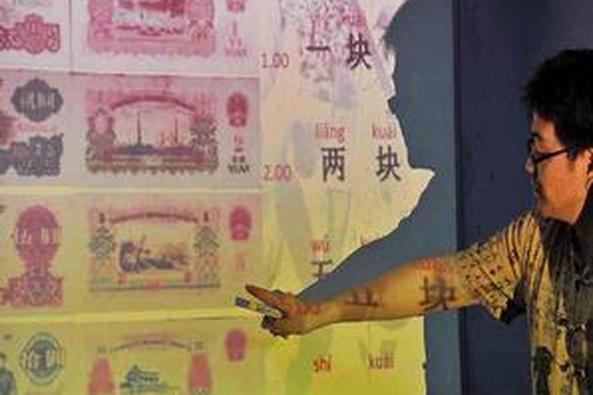 Xin Yubao, pengajar di Jakarta Training Center sedang mengajar bahasa Mandarin, Jumat (20/1).