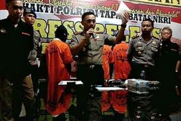  Kapolres Nunukan AKBP Royce Pasma menunjukkan sabu seberat 2 kilogram yang ditangkap dari kurir sabu sabu dari Tarakan. jaringan sabu ersebut dikendalikan dari Lapas Tarakan. 