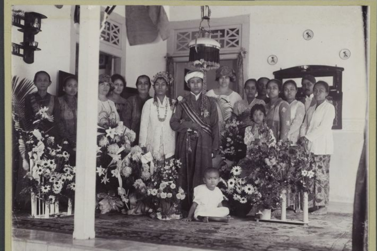 Foto pernikahan pasangan Sriati di Bojonegoro tahun 1925