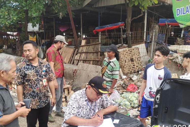 Suku Dinas Lingkungan Hidup Jakarta Selatan memberikan sanksi kepada warga yang melanggar jam operasional tempat penampungan sementara (TPS) kawasan Lokasi Binaan (Lokbin) Pasar Minggu, Jakarta Selatan, Kamis (16/5/2024).