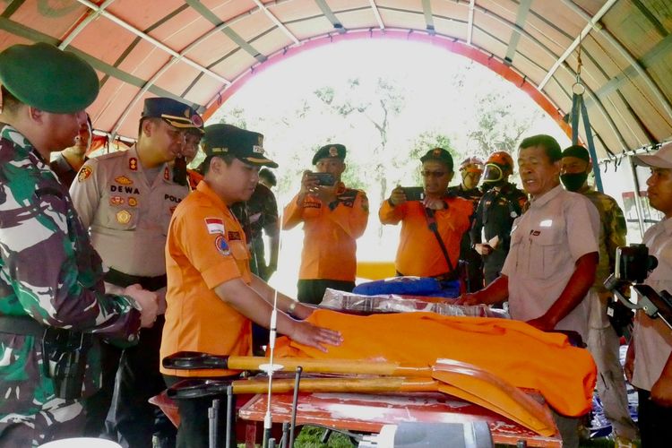 Bupati Lumajang Thoriqul Haq meninjau kesiapan alat BPBD Lumajang, Selasa (25/10/2022)