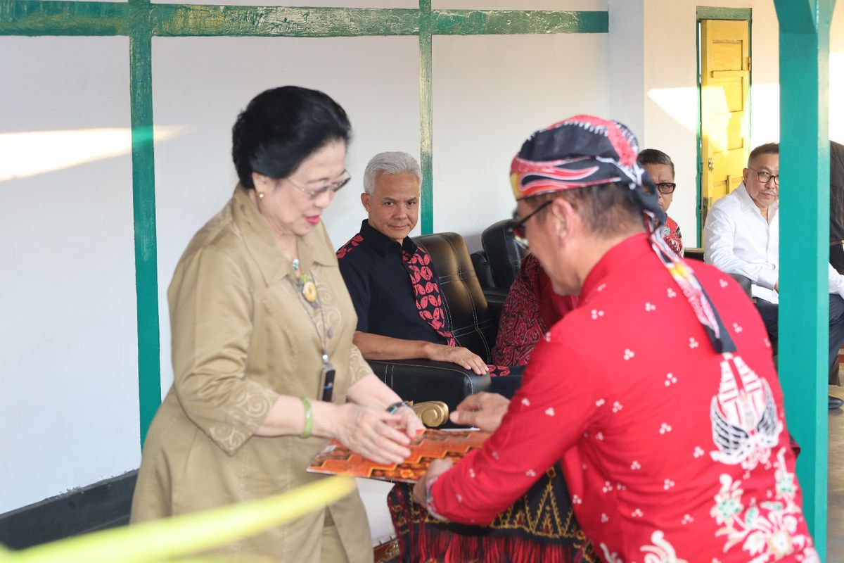 Presiden ke-5 Republik Indonesia Megawati Soekarnoputri mendatangani pengukuhan kepengurusan Jaringan Kabupaten/Kota Tapak Sejarah (Jaket) Bung Karno di Ende, Jumat (31/5/2024).
