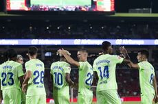 Lansia Ditandu Keluar Dusun Sumberlangsep karena Banjir Lahar Semeru