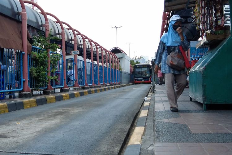 Penumpang bus di Terminal Blok M, Jakarta Selatan