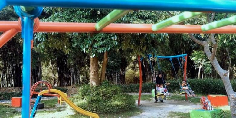 Warga menikmati suasana Taman Harmoni yang dibangun di lahan bekas tempat pembuangan sampah di Kota Surabaya, Kamis (6/10). Selain untuk keindahan dan paru-paru kota, Pemerintah Kota Surabaya membangun banyak taman juga untuk tempat warga berinteraksi sosial.