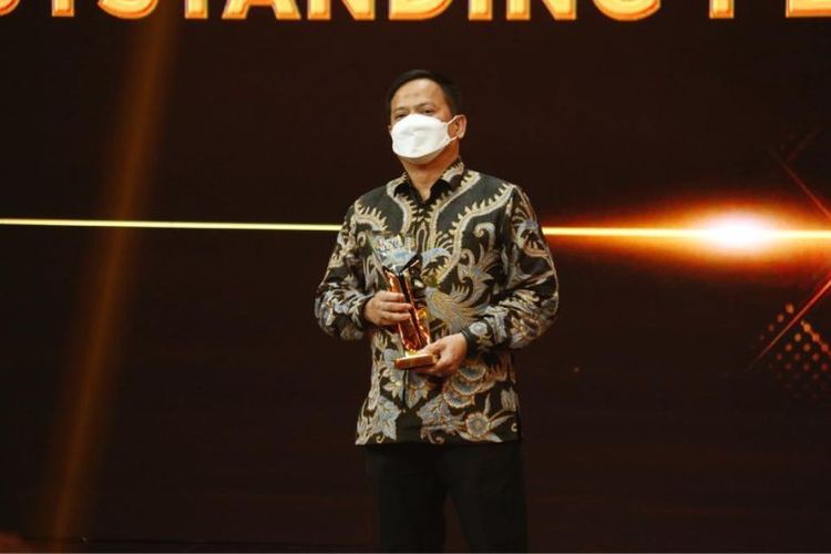 Direktur Utama PNM Arief Mulyadi meraih penghargaan Contribution for UMKM Development. 