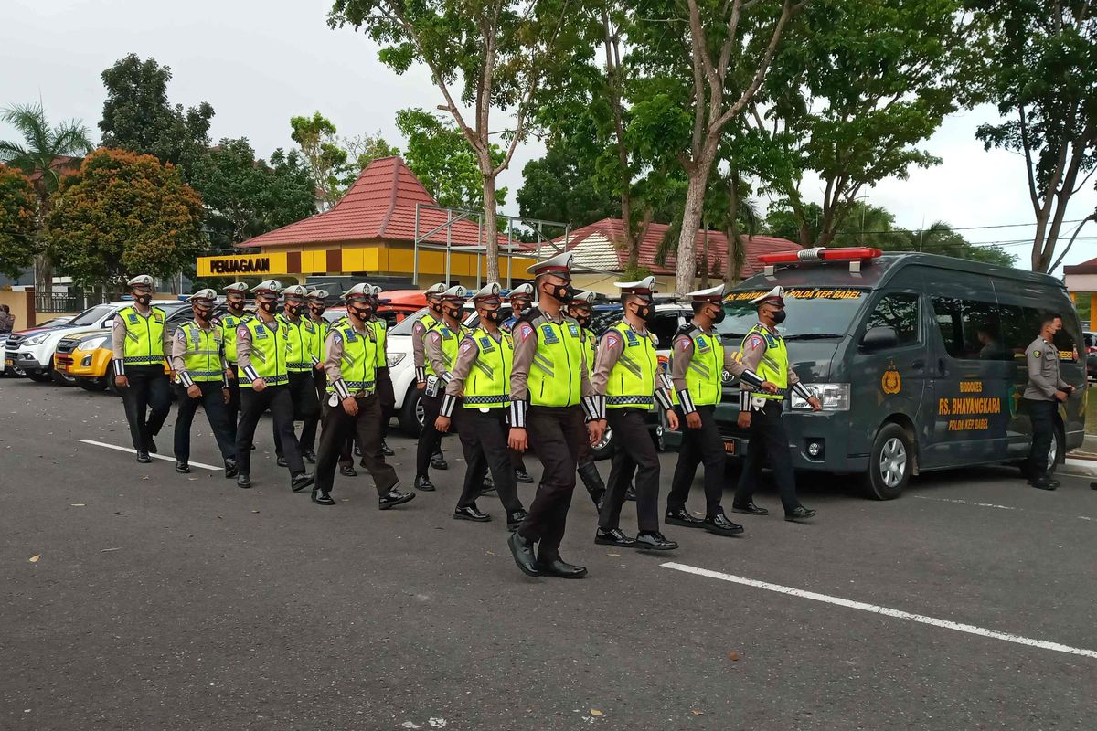 Polisi lalu lintas seusai apel operasi keselamatan menumbing 2022 di Mapolda Kepulauan Bangka Belitung, Selasa (1/3/2022).