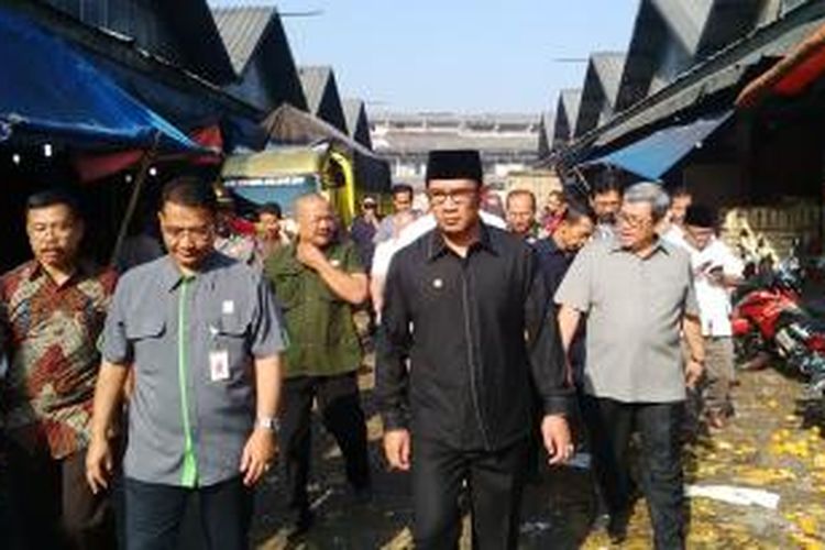 Wali Kota Bandung, Ridwan Kamil (paling depan) bersama Menteri Perdagangan Rachmat Gobel dan Gubernur Jawa Barat Ahmad Heryawan saat meninjau kondisi Pasar Induk Caringin di Jalan Soekarno - Hatta, Bandung, Selasa, (21/7/2015).