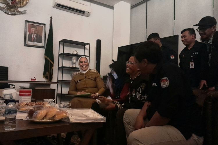 Bupati Karawang Cellica Nurrachadiana jadi warga Karawang terakhir yang tercoklit petugas pemutakhiran data pemilih (pantarlih) Selasa (14/3/2023) malam.