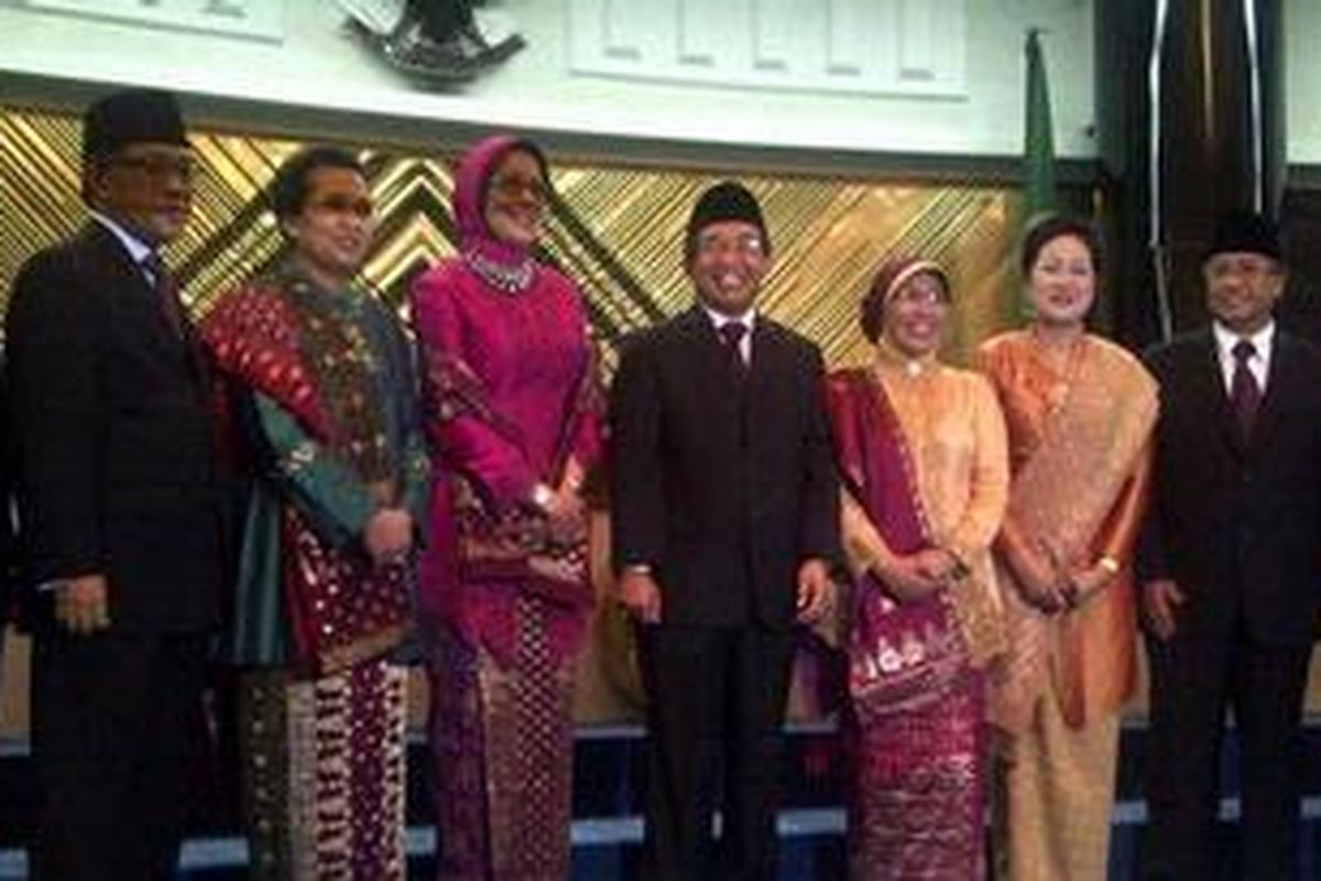 Dewan Komisioner dan anggota OJK selepas pelantikan OJK di gedung Mahkamah Agung Jakarta, Jumat (20/7/2012).