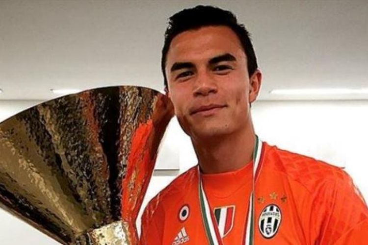 Penjaga gawang Juventus, Emilio Audero, memamerkan trofi Serie A 2015-2016.