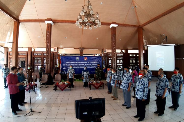 Bupati Semarang Mundjirin di acara peringatan Hari Keluarga Nasional