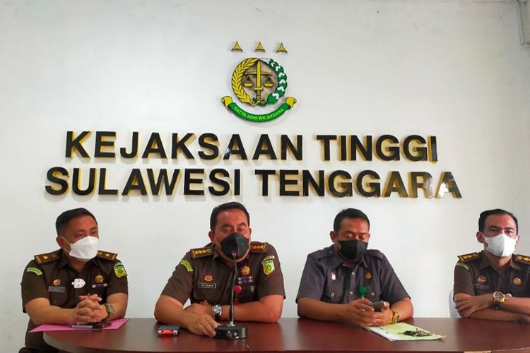 Asisten Pidana Khusus (Aspidsus) Kejati Sultra saat mengumumkan penetapan tersangka terhadap Kadis ESDM Sultra atas kasus korupsi izin pertambangan ke perusahaan tambang PT Toshida Indonesia.