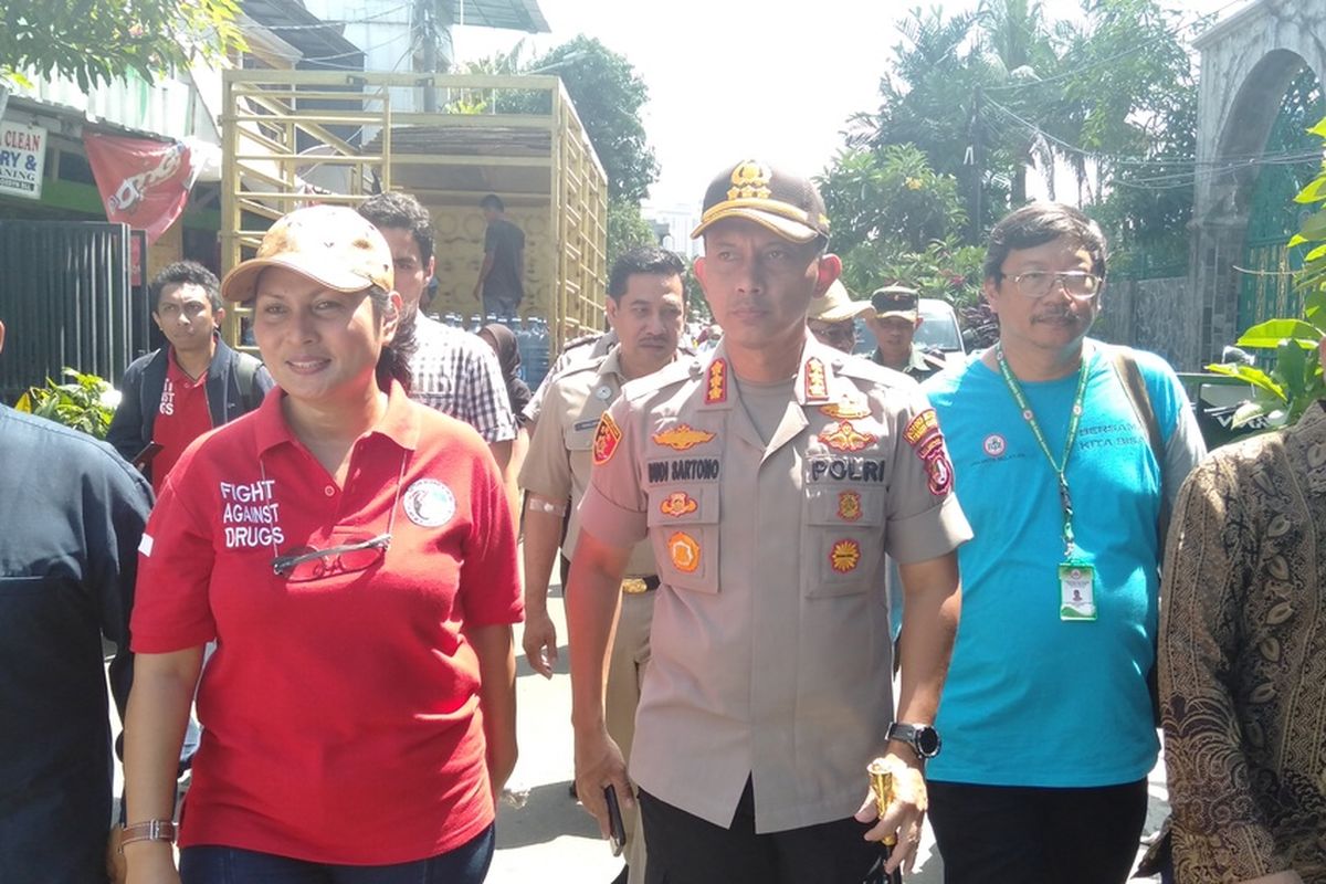 Kasar Narkoba Polres Metro Jakarta Selatan, Komisaris Polisi Vivick Tjangkung dan Kapolres Metro Jakarta Selatan, Kombes Pol Budi Sartono meninjau kawasan Kampung Narkoba di Kebayoran Lama, Jakarta Selatan, Selasa (10/3/2020)