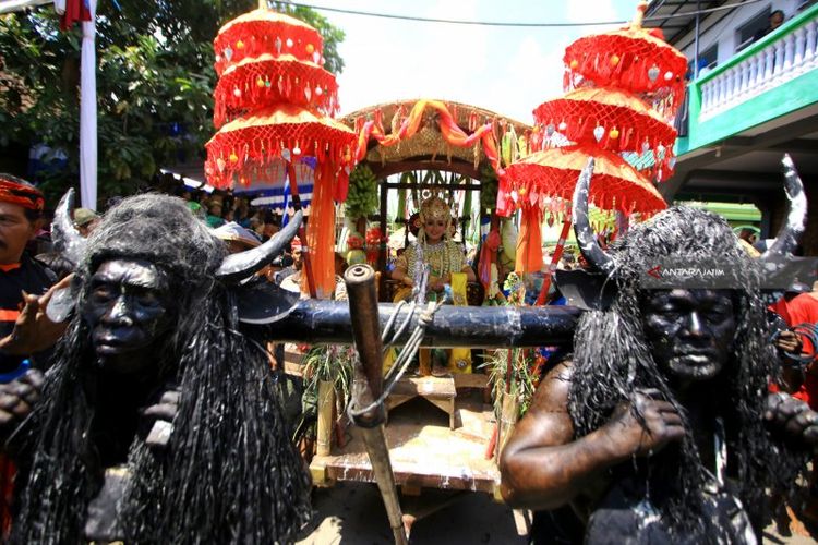 Arak-arakan manusia kerbau turut membawa kereta yang dinaiki oleh seseorang yang berperan sebagai Dewi Sri, yaitu dewi padi.