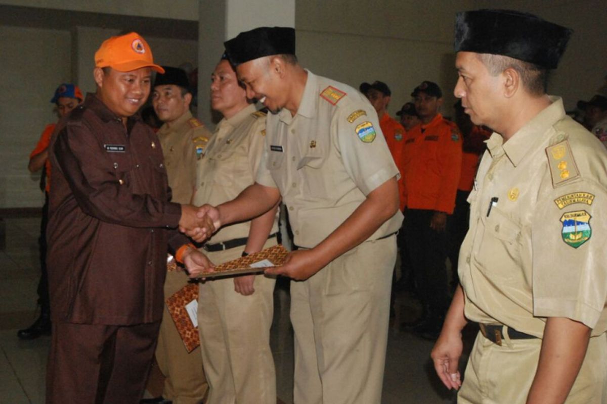 Bupati Tasikmalaya Uu Ruzhanul Ulum usai apel pagi di Kantor Kabupaten Tasikmalaya, Senin (16/10/2017). Kabupaten Tasikmalaya siap menghadapi berbagai ragam bencana yang berpotensi terjadi pada masa pancaroba.