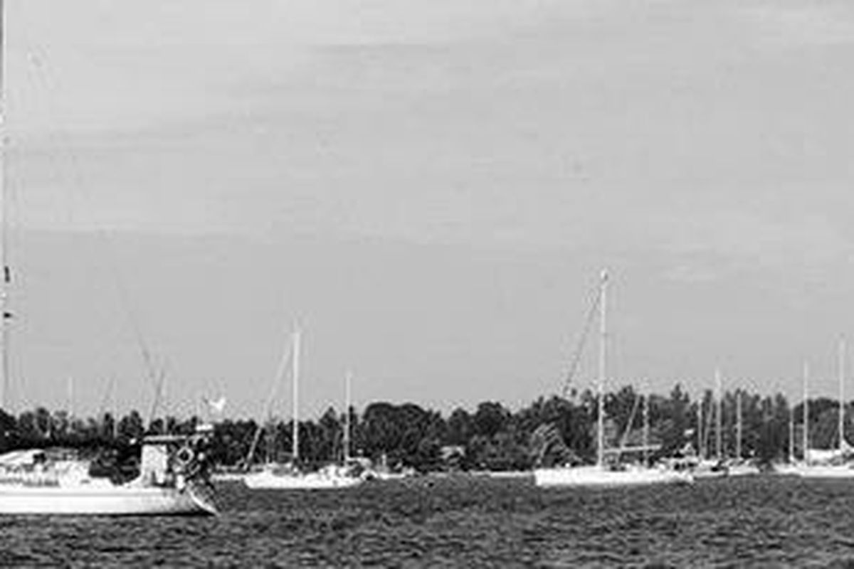 Sejumlah perahu layar bertiang tinggi milik peserta Sail Indonesia 2010 sedang diparkirkan di pesisir pantai Tanjung Kelayang, Pulau Belitong.