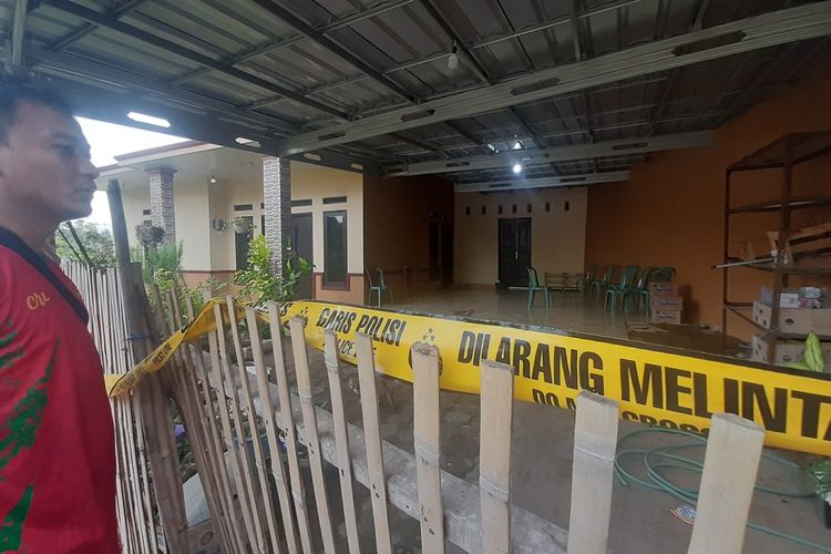 Suasana rumah anggota Polda Banten Bripda DK yang bertugas di Ditsamapta Polda Banten ditemukan tewas di dalam kamar rumahnya di Perumahan Griya Baladika, Kota Serang.