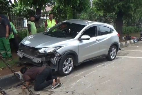 Sedang Istirahat, 6 Motor PJLP Ditabrak Mobil di Lenteng Agung