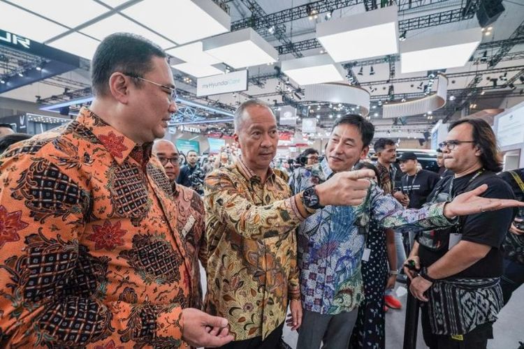Dari kiri ke kanan:Chief Operating Officer Hyundai Motors Indonesia Fransiscus Soerjopranoto, Direktur Jenderal Industri Logam, Mesin, Alat Transportasi, dan Elektronika (ILMATE) Kementerian Perindustrian Setia Diarta, Menteri Perindustrian Republik Indonesia Agus Gumiwang Kartasasmita, dan President Director Hyundai Motors Indonesia Ju Hun Lee dalam kunjungannya ke booth Hyundai pada GIIAS 2025.