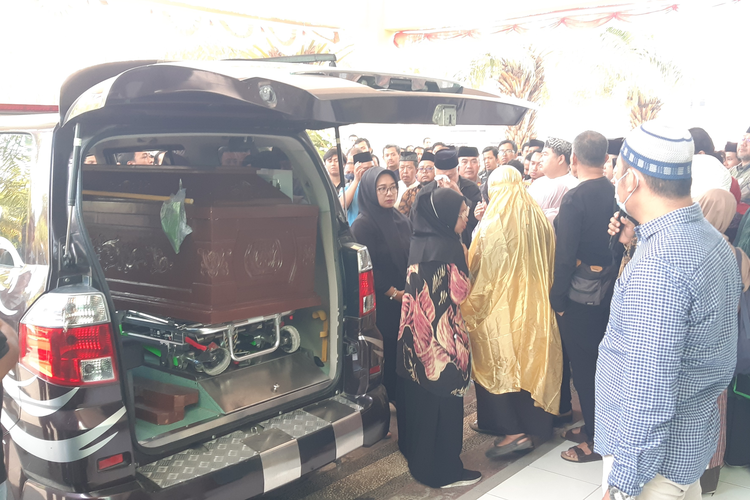 Mobil ambulans yang membawa jenazah dosen UIN Raden Mas Said Surakarta, Wahyu Dian Silviani (34) di Kampus UIN Raden Mas Said Surakarta, Jumat (25/8/2023). Jenazah diterbangkan menuju kampung halaman Kota Mataram melalui Bandara Juanda Surabaya.