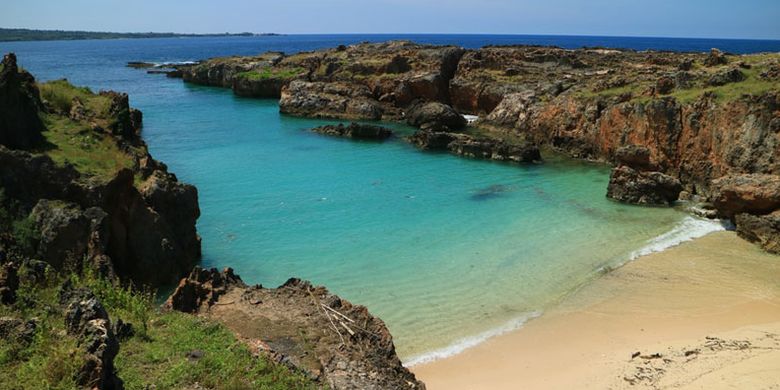 Pantai Tolanamon di Pulau Rote, Nusa Tenggara Timur.