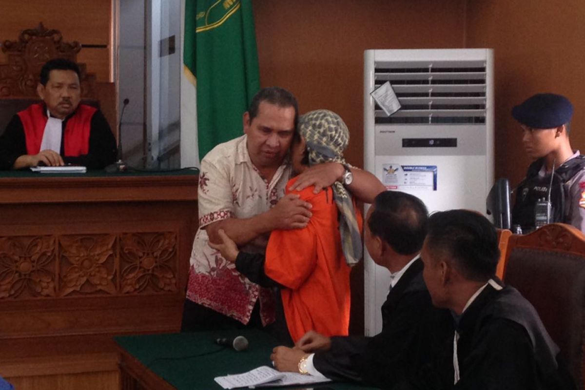 Korban selamat dalam ledakan bom di Jalan MH Thamrin pada Januari 2016, Iptu Denny Mahieu, memeluk dan berbisik-bisik dengan terdakwa Aman Abdurrahman seusai memberikan kesaksian dalam persidangan di Pengadilan Negeri Jakarta Selatan, Jumat (23/2/2018).