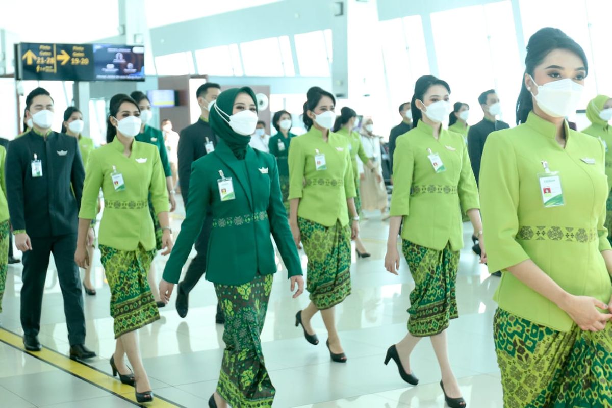 Penampilan pramugari Citilink menggunakan seragam awak kabin yang baru saja diluncurkan.