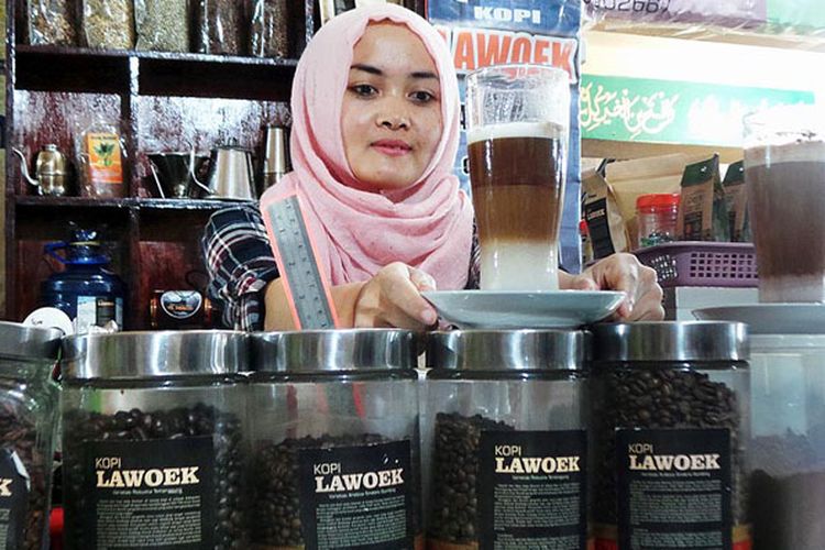 Iis Siti Robiatun menghidangkan coffee macchiato bagi pelanggannya.