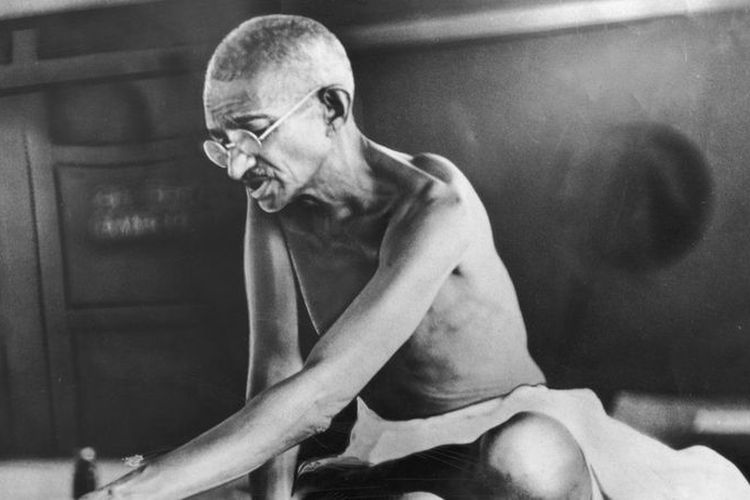 Gandhi melakukan aksi mogok makan pertamanya melawan kerusuhan antaragama pada 1921.