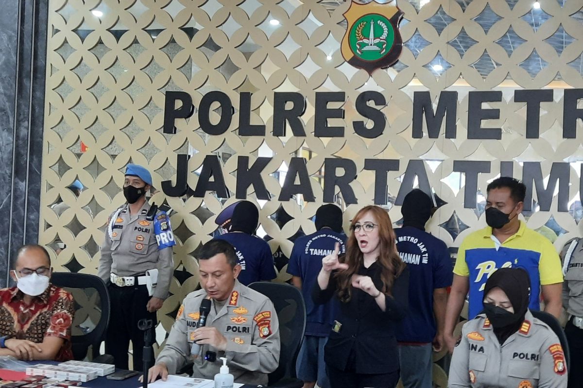 Tiga pencuri spesialis minimarket berinisial S (38), KM (47), dan M (47) yang 11 kali membobol minimarket di wilayah Jakarta Timur dan Jakarta Selatan ditangkap. Konpers dilakukan di Mapolres Jakarta Timur, Jumat (9/9/2022).