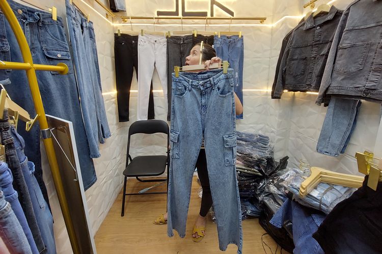 Toko yang menjual fesyen denim di Little Bangkok Tanah Abang, yakni toko Chellyn'z Jeans
