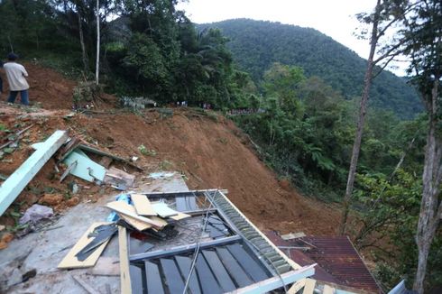 Viral Video Detik-detik Rumah Warga Ambles Diterjang Longsor di Palopo