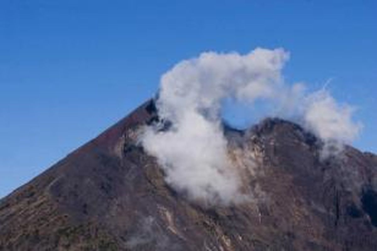 Awan menyelimuti puncak Gunung Rinjani (3726 m) di Lombok, Nusa Tenggara Barat. Puncak ini merupakan bagian dari Gunung Samalas yang meletus hingga melumpuhkan dunia pada tahun 1257. Superletusan mengakibatkan terbentuknya kaldera dan Danau Segara Anak.