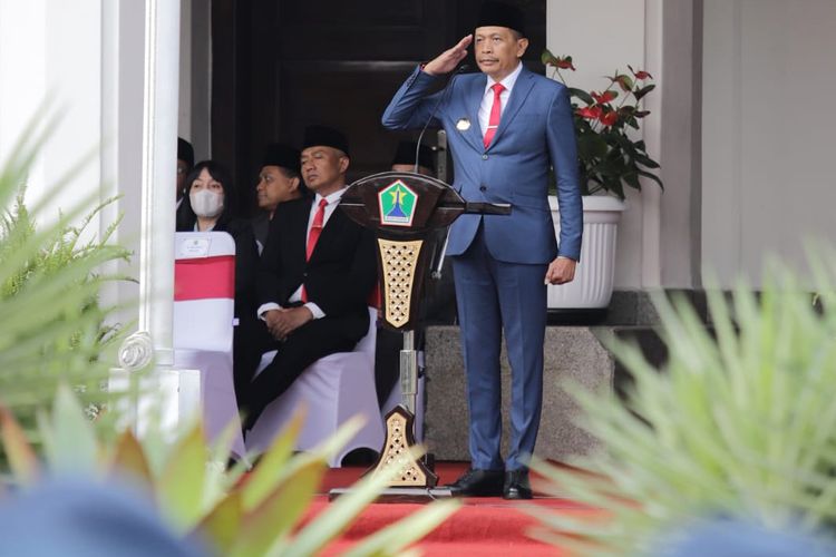 Pj Wali Kota Malang, Wahyu Hidayat saat menjadi Inspektur Upacara dalam memperingati Hari Pahlawan 10 November di Balai Kota Malang, pada Jumat (10/11/2023).