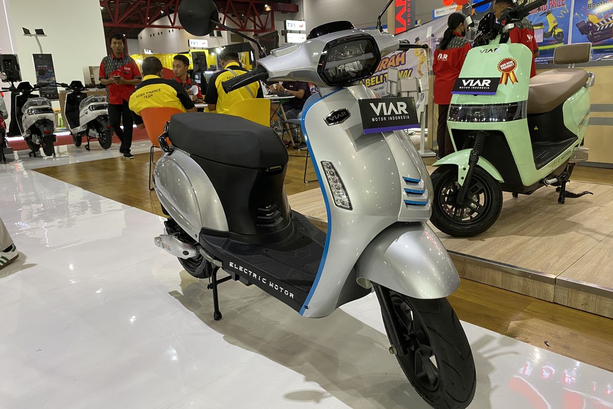 Motor listrik Viar EV1 diperkenalkan di Jakarta Fair 2023. Desainnya mirip Vespa