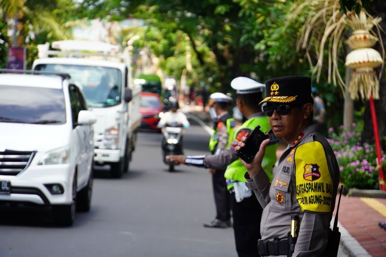Personel TNI-Polri yang terlibat pengamanan dan pengawalan KTT G20, saat melaksanakan pengaturan lalu lintas disepanjang jalan Nusa Dua, Badung, Bali. / Dok. Humas Polda Bali