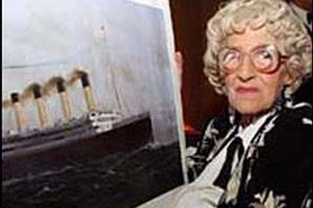 Millvina Dean (96), satu-satunya korban selamat tersisa tenggelamnya Kapal Titanic menjual barang peninggalan tragedi itu.