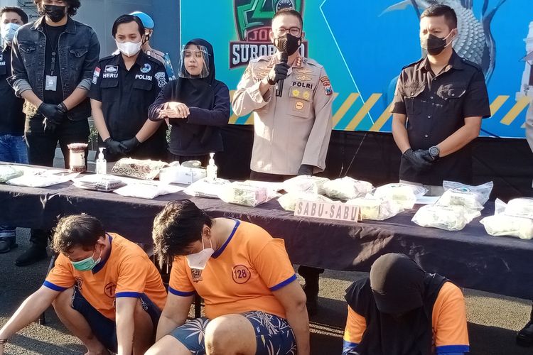 Satuan Reserse Narkoba Polrestabes Surabaya berhasil mengungkap tindak pidana peredaran narkoba jaringan Sumatera- Pulau Jawa, Selasa (24/8/2021). Dalam pengungkapan kasus tindak pidana narkoba itu, sedikitnya polisi telah menyita barang bukti berupa sabu-sabu dengan berat total mencapai 13.394,78 gram atau 13,4 kilogram yang sudah terbungkus plastik.