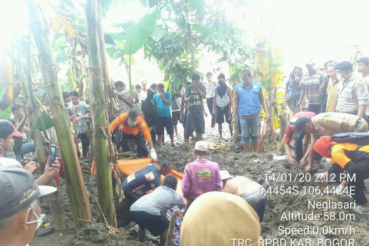 Anggota Kepolisian, TNI, dan BPBD mengevakuasi korban yang ditemukan tertimbun lumpur di
pinggir Sungai Cidurian, Kampung Roke, Desa Neglasari, Kecamatan Jasinga, Kabupaten Bogor, Jawa Barat, Selasa (14/1/2020).