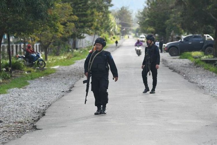 Dua orang personel Brimob melakukan patroli di Wamena, Papua, Selasa (8/10