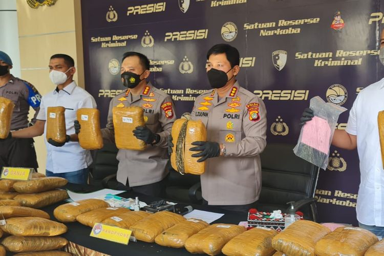 Pengungkapan temuan Satuan Reserse Narkoba Polres Metro Jakarta Barat terkait peredaran narkotika jenis ganja seberat 137 kilogram, di Mapolres Jakarta Barat, Kamis (28/7/2022).
