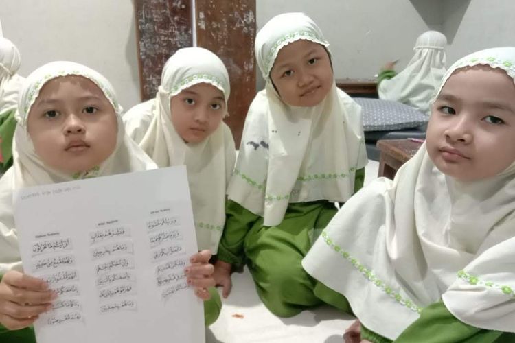 Para santri Pondok Pesantren (Ponpes) Tahfidz Yanbu'ul Quran, Kudus, Jawa Tengah, sedang belajar menghafal Al Quran.