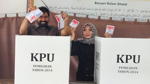 Santai dan Berbeda, Dua Calon Gubernur Aceh Gunakan Hak Pilih di Pilkada 2024