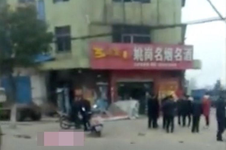 Suasana di lokasi kejadian Taiping, China, di mana seorang sopir ditembak mati setelah menabrakkan mobilnya ke arah kerumunan dan menewaskan enam pejalan kaki.