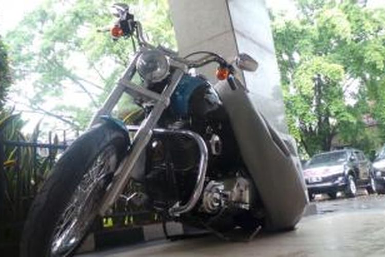 Motor Harley Davidson terletak di teras depan Gedung Badan Reserse Kriminal (Bareskrim) Polri, Rabu (15/1/2014). Motor ini disita penyidik Polri terkait kasus dugaan suap yang melibatkan mantan pejabat Direktorat Jenderal Bea dan Cukai.