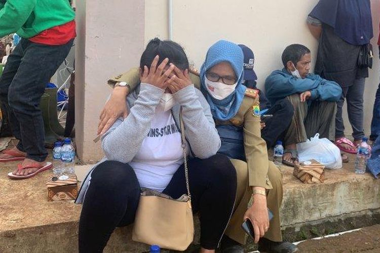 Sri Kania Wahyuni warga Cimahi tengah menangis karena tak bisa bertemu Jokowi. Adapun Kepala Negara meninjau lokasi hunian tetap para korban gempa Cianjur, Senin (5/12/2022)

