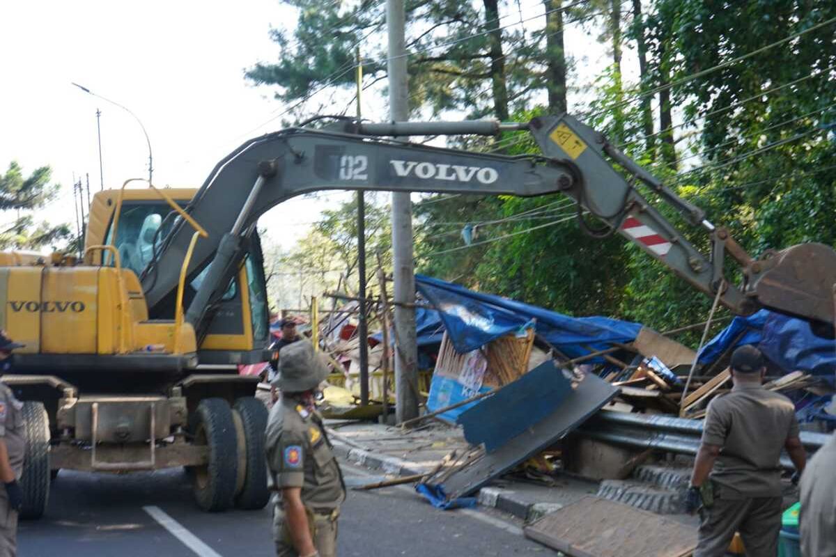 Penertiban pedagang kaki lima (PKL) di kawasan Puncak, Bogor, Jawa Barat, oleh petugas gabungan Satpol-PP, TNI, dan Polisi diwarnai kericuhan, Senin (24/6/2024).