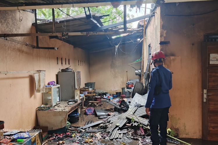 Bensin Eceran Tersambar Api Kompor, Toko Kelontong di Indramayu Ludes Terbakar