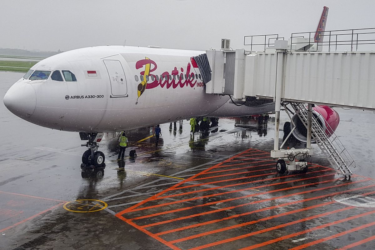 Pesawat tipe A-330 milik Batik Air melakukan persiapan untuk menjemput Warga Negara Indonesia (WNI) di Wuhan, China, di Bandara Soekarno-Hatta, Tanggerang, Sabtu (1/2/2020).